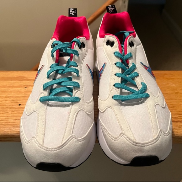 Nike sneakers, size 6Y (will fit women’s size 7-7.5) new & never worn - Picture 2 of 5